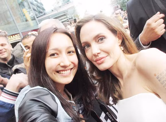Khi Anna Trương đã có mặt tại Berlin để chuẩn bị nhập học, cô tình cờ được gặp Angelina Jolie và Brad Pitt - hai ngôi sao điện ảnh hàng đầu thế giới - tại buổi ra mắt phim "World War Z" ở Berlin. 9X xinh đẹp chia sẻ khoảnh khắc tuyệt vời này khiến nhiều teen thầm mơ ước.