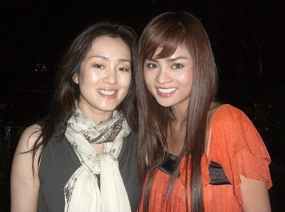 Vũ Thu Phương từng có cơ hội làm việc chung với minh tinh Củng Lợi khi nhận lời làm nhân vật phụ trong bộ phim Shanghai (Thượng Hải) - một trong những dự án phim lớn Weistein Film Company - Hollywood cách đây vài năm trước. Sánh đôi cùng nữ diễn viên đình đám, Thu Phương vẫn rất xinh đẹp, thu hút.