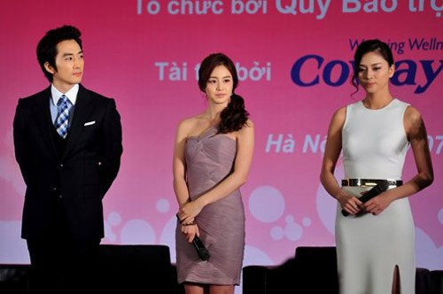 Vóc dáng thanh mảnh và gương mặt góc cạnh giúp Ngô Thanh Vân không hề lép vế trước mỹ nhân không tuổi Kim Tea Hee.