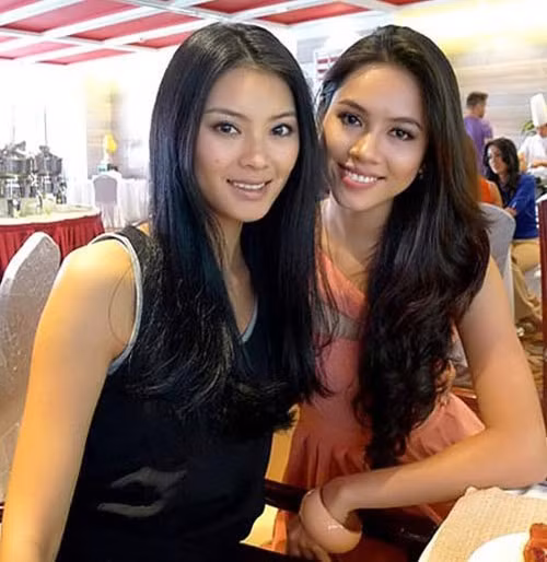 Hoàng My cũng tươi tắn không kém Hoa hậu Thế giới 2012. Cả hai thậm chí có đường nét hao hao giống nhau trên gương mặt.