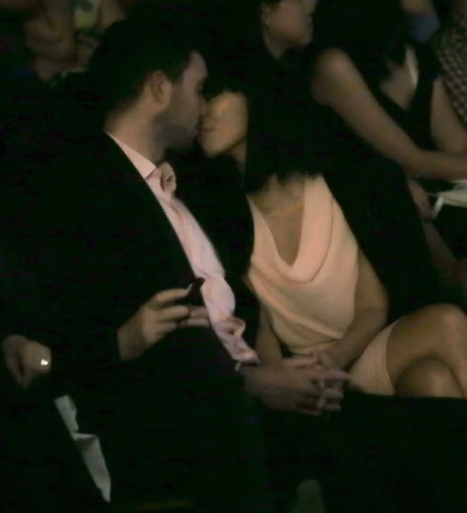 Thậm chí, trong khi chương trình đang diễn ra, dưới ánh đèn mờ của sàn diễn thời trang, Hà Anh liên tục hôn say đắm bạn trai ngoại quốc. Giám khảo Elite Model Look Vietnam 2014 là người có lối sống hướng ngoại và khá Tây. Cô không ngần ngại thể hiện tình cảm với bạn trai tại các sự kiện. Với những người yêu ngoại quốc trước đây, cô cũng từng biểu lộ tình cảm nồng nhiệt trước ống kính phóng viên.