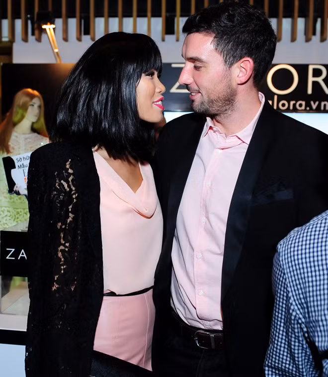 Lần này, Hà Anh khá trẻ trung khi chọn kiểu tóc ngắn xù tự nhiên. Cô diện đầm voan tông màu pastel kín đáo, còn bạn trai ngoại quốc của người đẹp đóng bộ với vest tối màu, áo sơ-mi gam hồng đồng màu váy của chân dài làng mốt Việt.