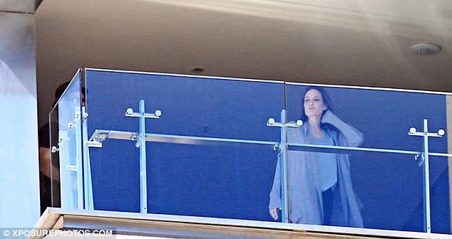 Tối hôm đó, khi cùng nhau tới dự buổi công chiếu phim của Jolie, cả hai tỏ ra khá lạnh nhạt và giữ khoảng cách với nhau. Khi ra về, Brad đi máy bay riêng và Angie lên một máy bay khác để về nhà.