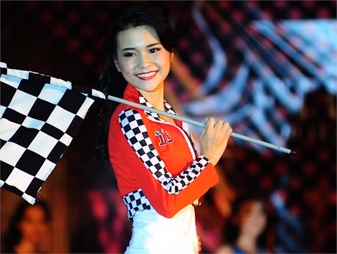 Thí sinh Bạch Võ Phương Linh - lớp K51C trình diễn trang phục thể thao.