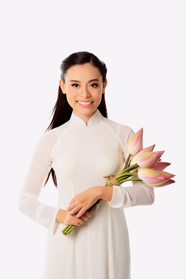 Thí sinh Lê Minh Kiều Duy - lớp K52C, quê Phan Thiết và sở hữu vẻ đẹp "đa sắc" hòa trộn giữa xưa - nay.