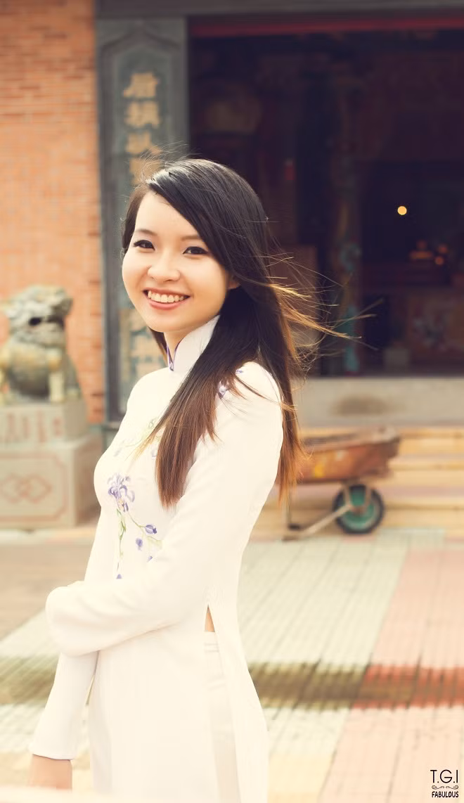 Thí sinh Châu Trần Huong Thảo - lớp K50CLC2 rạng rỡ trong trang phục áo dài truyền thống.