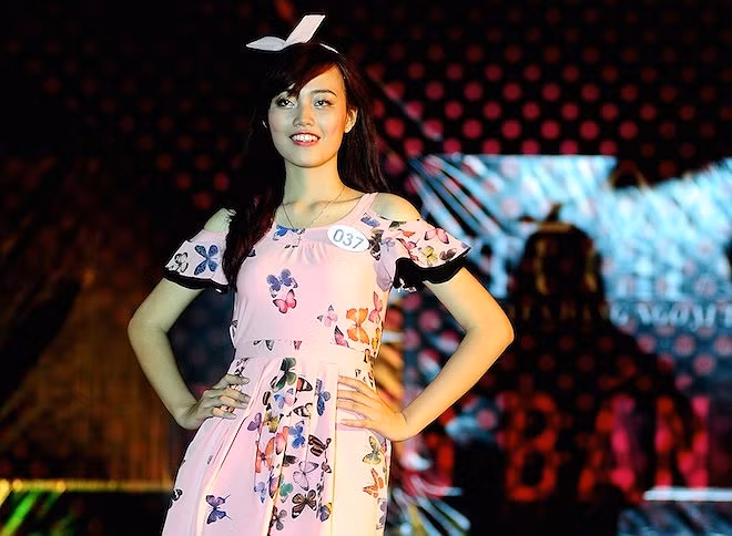 Thí sinh Trần Thị Thu Hiền - lớp K52C tỏa sáng trong đêm thi tài năng.