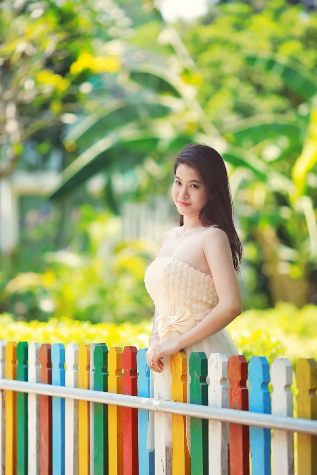 Sau vòng sơ khảo, các thi sinh còn tranh tài với nhau ở các vòng thi ảnh duyên dáng nữ sinh, ảnh áo dài, vòng thi tài năng. Ảnh: Thí sinh Võ Thị Khánh Dung - K51C.