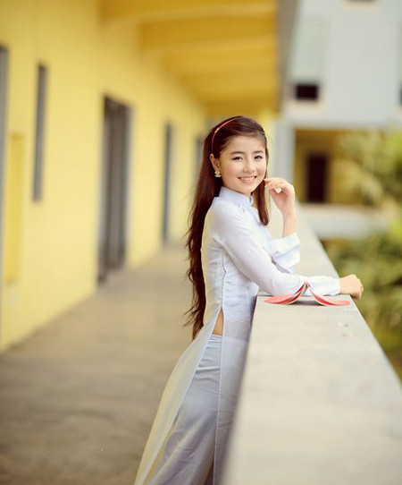 Tuy nhiên việc khoe bức ảnh ngồi sau xe máy của một hot boy khác trong khi cả hai đều không đội mũ bảo hiểm khiến Nam Thương cũng bị chính những bạn bè nhắc nhở, chê bai trên trang cá nhân.