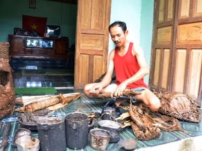 Ông Lâm bày tài sản của cha con “người rừng” và hét giá khủng với mọi người.