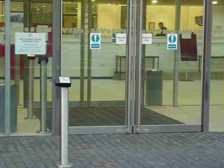 Bạn cảm giác thế nào khi cửa tự động bỗng nhiên không mở cho mình ra vào?