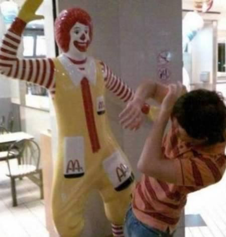 Bức ảnh hài hước nam thanh niên chụp với tư thế như thể đang bị chú hề trong cửa hàng McDonald dọa đánh.