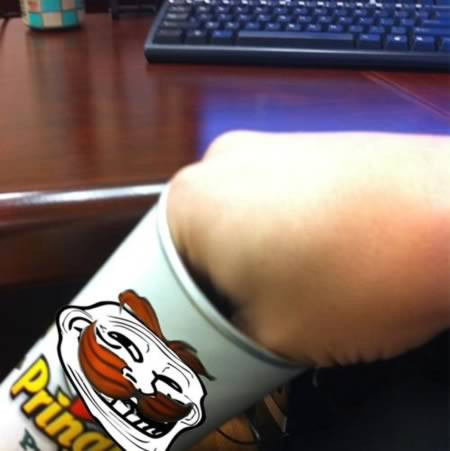 Chiếc cốc quá nhỏ trong khi nhiều người sử dụng có bàn tay quá lớn.