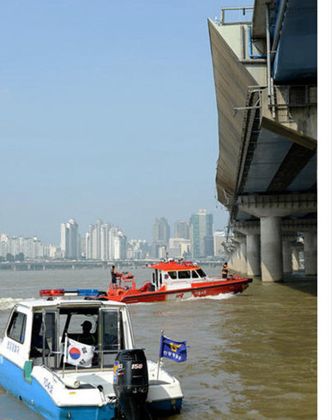 Nước sông chảy mạnh khiến việc tìm kiếm khó khăn.