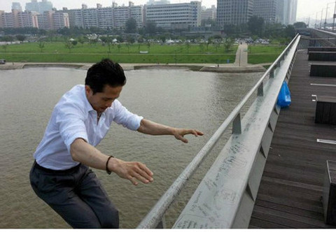 Sung gieo mình xuống sông Hàn tự vẫn. Ảnh: Imgur