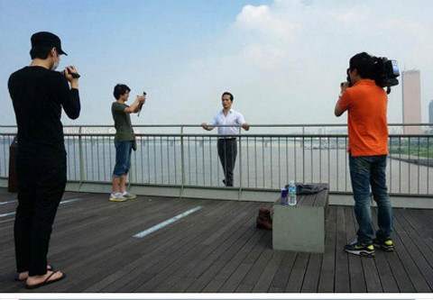 Hai đồng nghiệp của Sung và người quay phim của KBS ghi lại vụ tự tử.