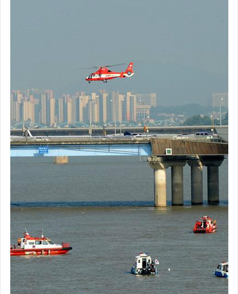 Lực lượng cứu hộ huy động cả trực thăng tìm kiếm người đàn ông xấu số.