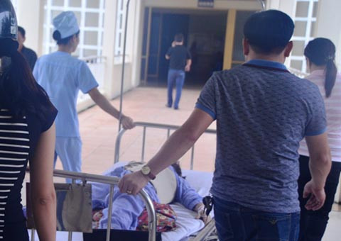 Nạn nhân được đưa vào viện cấp cứu.