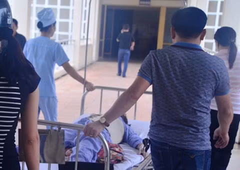 Nạn nhân được đưa vào viện cấp cứu.