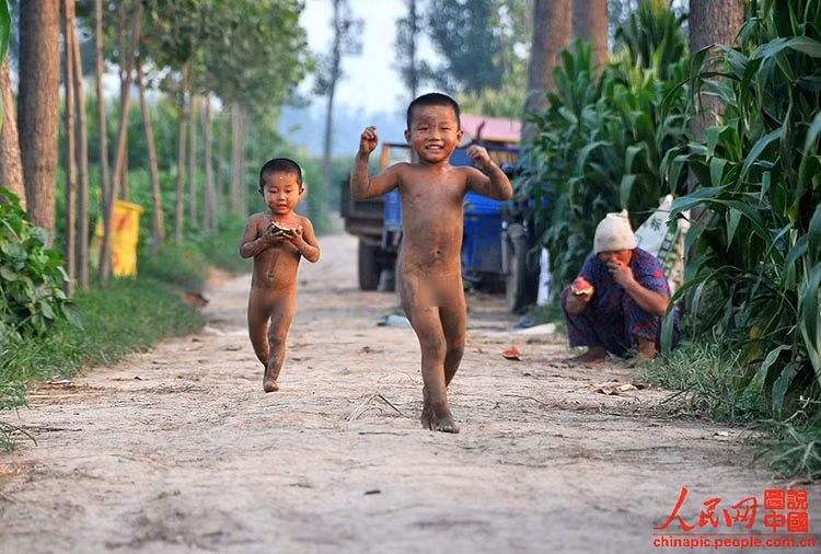 Bọn trẻ nô đùa...