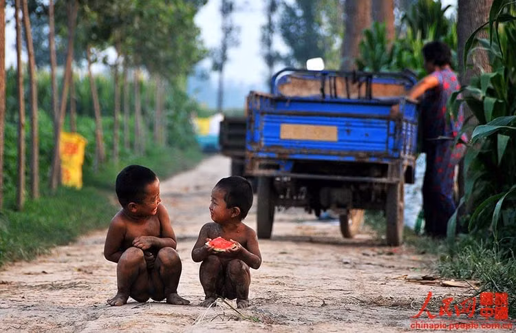 ...và nói chuyện vui vẻ với nhau.