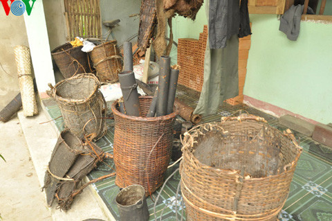 Gùi và dụng cụ lao động của cha con "người rừng".