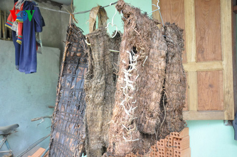 Áo tơi và chăn của cha con "người rừng" được làm từ vỏ thân cây