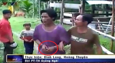 Trong phóng sự "Trở về sau 40 năm sống trong rừng sâu" phát sóng trên VTV tối 8/8 có hình ảnh người rừng bị còng tay. Ảnh chụp màn hình.