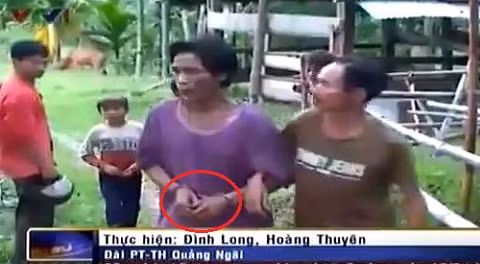 Trong phóng sự "Trở về sau 40 năm sống trong rừng sâu" phát sóng trên VTV tối 8/8 có hình ảnh người rừng bị còng tay. Ảnh chụp màn hình.