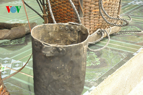 Vật dụng làm từ mảnh rơi của thân máy bay rơi.