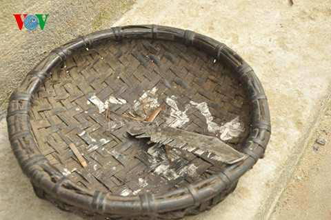 Chiếc lược cũng làm từ thân máy bay rơi.