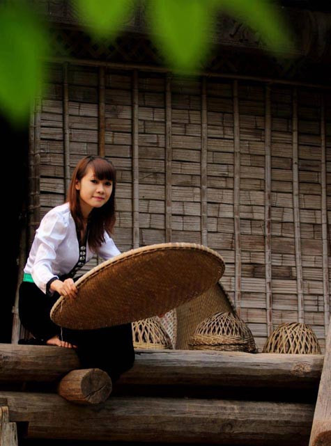 Theo thông tin trên một trang Fanpage, bạn gái xinh đẹp này tên là Hà Trang- dân tộc Thái, hiện là sinh viên Học viện Ngân Hàng.