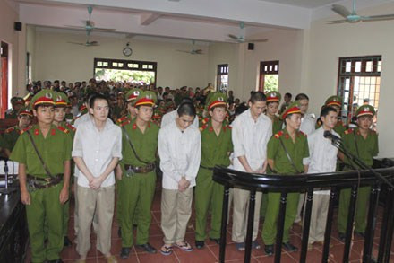 Các bị cáo nghe toà tuyên án.