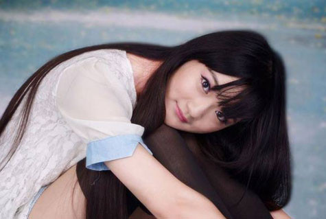 Nữ sinh 9x bỗng chốc trở thành cái tên được dân mạng săn lùng sau khi được một phóng viên chú ý và viết bài đăng báo.