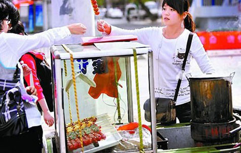 Cô đã trở thành tâm điểm chú ý và là chủ đề của rất nhiều câu chuyện của sinh viên trên trang web của trường. Được biết cả gia đình cô đều làm nghề bán kẹo hồ lô. Cô nàng thổ lộ: "Em chỉ mong được đi học như các anh chị sinh viên. Nhưng rất tiếc là em học không giỏi”.