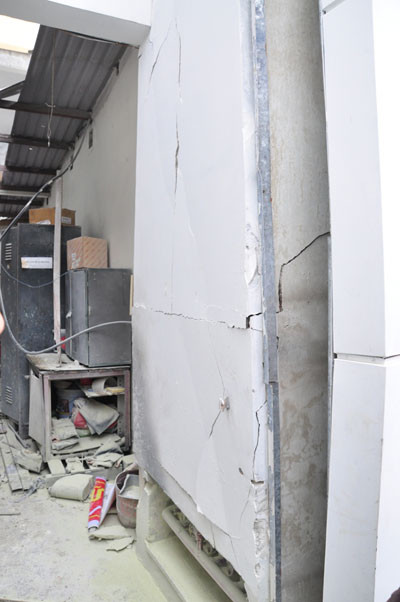 Nhiều vết nứt trên tường sau vụ nổ.