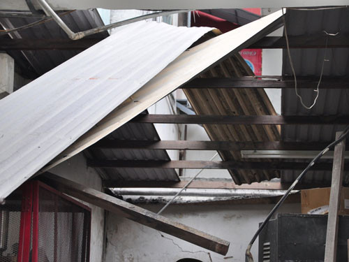 Sau vụ nổ, những tấm tồn trên trần nhà bị văng ra nằm vắt vẻo bên trên.
