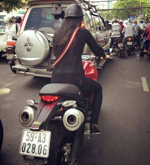 "Người đẹp" cưỡi "quái vật".