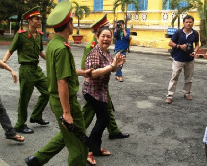 Bị cáo Hoa đau đớn gọi tên con.