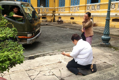 Trâm, con bị cáo Hoa, ngã quỵ giữa sân toà.