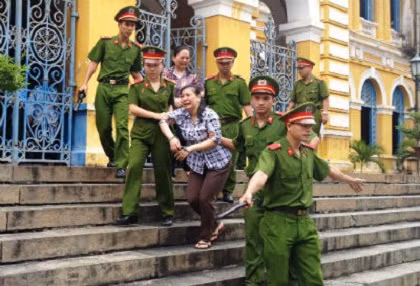 Trinh (trước), Hoa (sau) khóc ròng sau khi toà tuyên án tử.