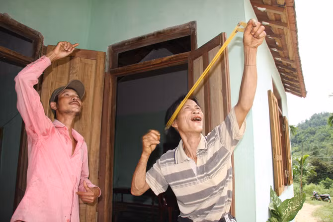 Anh Lang tỏ ra rất thích với trò bắn ná của trẻ con.