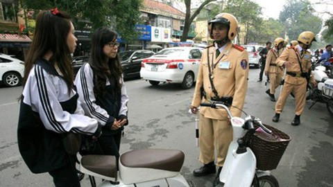 Co nen hoa trang xu ly xe dap dien vi pham giao thong ?