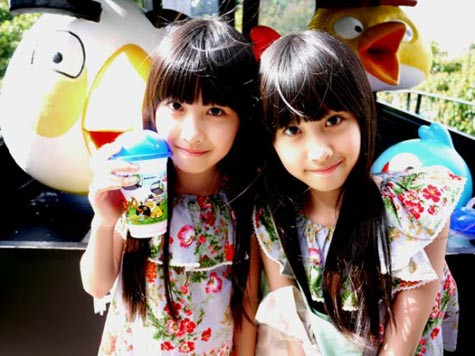 Hai cô bé nhanh chóng trở thành mẫu nhí đắt sô ở Đài Loan khi được rất nhiều thương hiệu đồ trẻ em mời làm gương mặt đại diện.