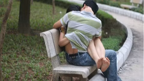 Đôi trai gái yêu nhau trong công viên vắng vẻ... dễ bị bọn xấu trấn lột