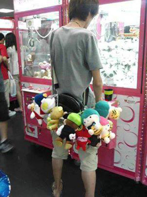 Cao thủ gắp thú bông.