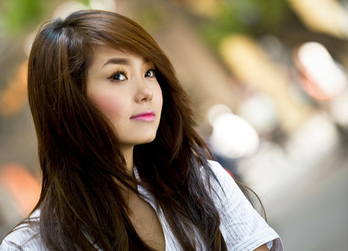 Ca sĩ, diễn viên Minh Hằng ở vị trí thứ 6 với tổng cộng 745.862 fan trên Facebook, Youtube, Zing.