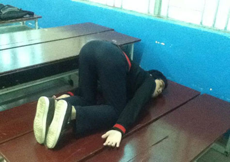 Tư thế ngủ tiết kiệm diện tích.