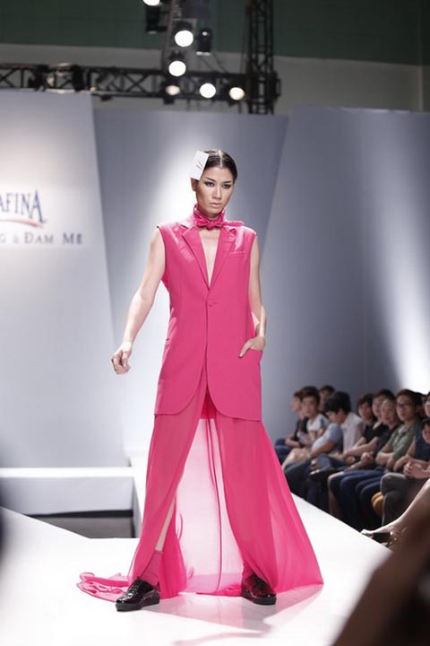 Trang Trần được chọn làm vedette trong màn trình diễn gây sốc này.