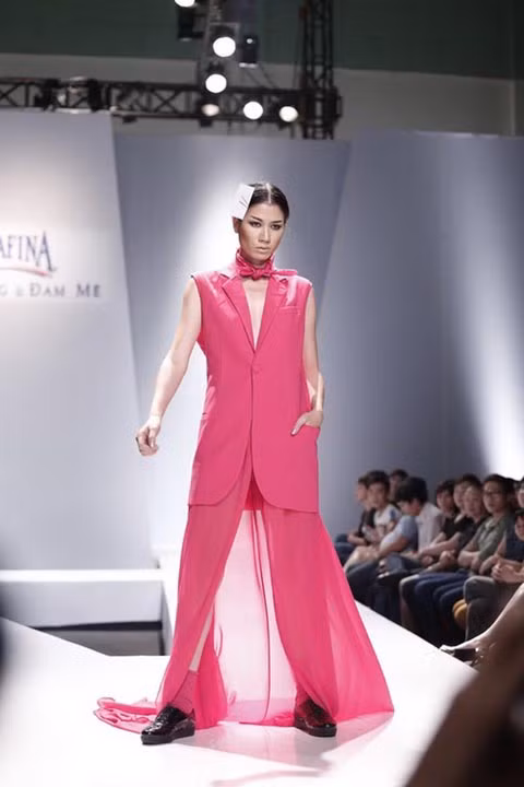 Trang Trần được chọn làm vedette trong màn trình diễn gây sốc này.